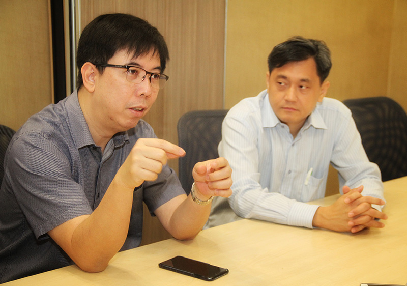 曾弼修医生（左）：进行一次可维持10年的大肠镜筛检，它的费用只是治疗第一期大肠癌费用的二十分之一，这是为健康投资的最佳保险计划。